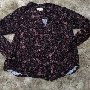Ladies flower vee neck button down shirt. Size XL